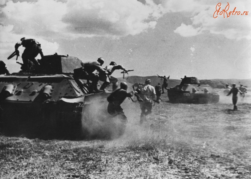 Войны (боевые действия) - 2-я гвардейская стрелковая дивизия идет на штурм немецких укреплений «Голубая линия» на Таманском полуострове