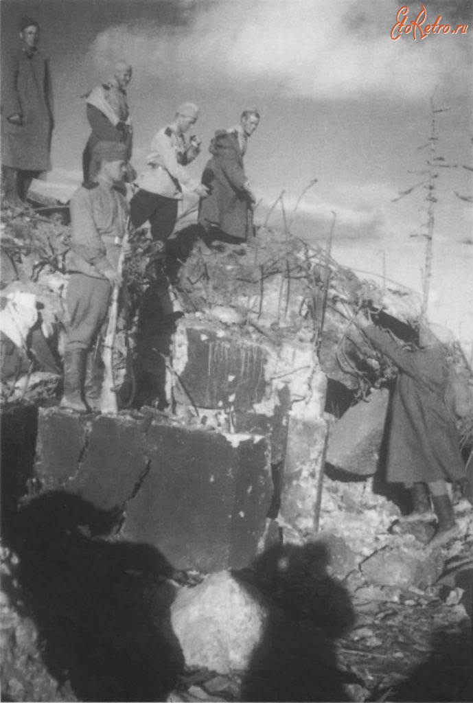 Войны (боевые действия) - Советские солдаты возле ДОТа Харамитогского укрепрайона, подорванного сапёрами 165-го стрелкового полка. Август, 1945