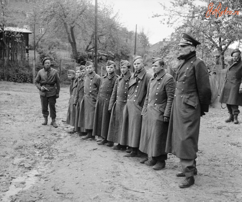 Войны (боевые действия) - Немецкий майор и молодые солдаты 13-16 лет,захваченные британскими военнослужащими возле г.Гестхахт,Германия