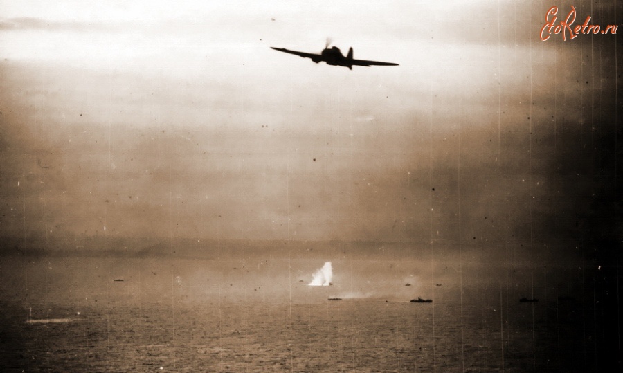 Войны (боевые действия) - Штурмовик Ил-2 выходит из атаки на немецкий морской конвой