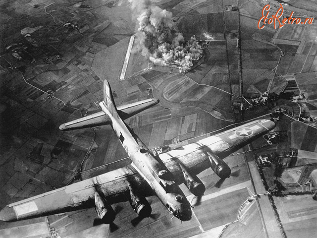 Войны (боевые действия) - Американский бомбардировщик В-17 бомбит немецкий аэродром
