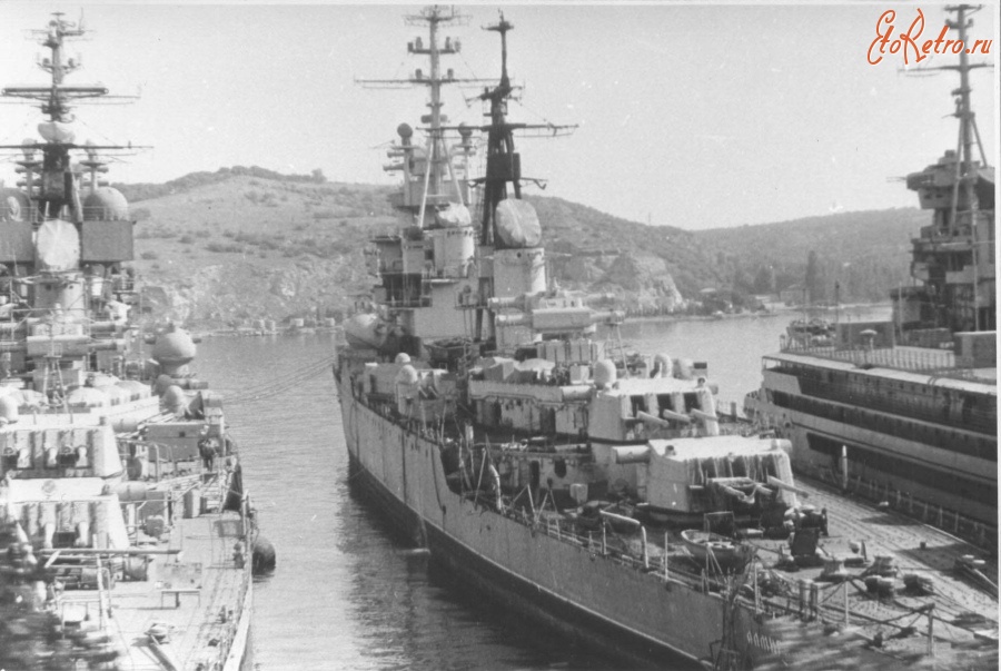 Корабли - Исключенные из боевого состава крейсера Черноморского флота у Троицкой балки в Северной бухте Севастополя, 1988 год