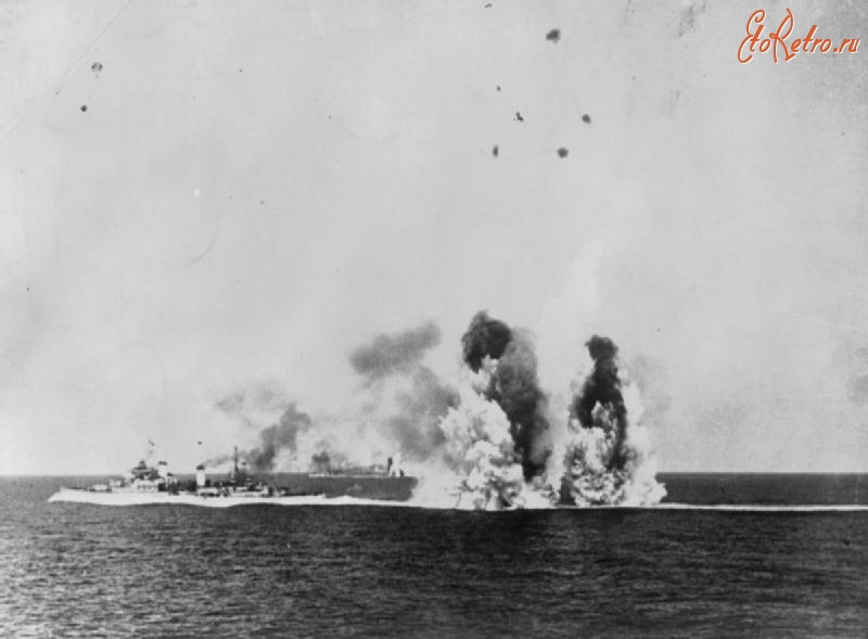 Корабли - Лёгкий крейсер «Кения» типа «Фиджи» под атакой немецкой авиации в ходе операции «Пьедестал». 12 августа 1942 г.