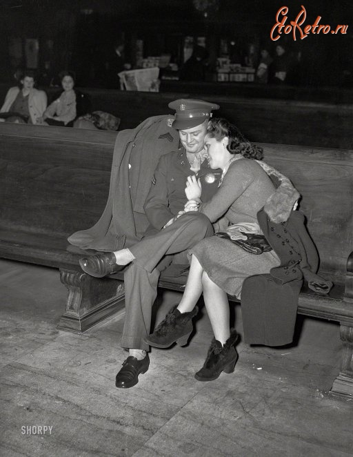 Чикаго - Солдат и его девушка ждут поезда на станции Чикаго Юнион