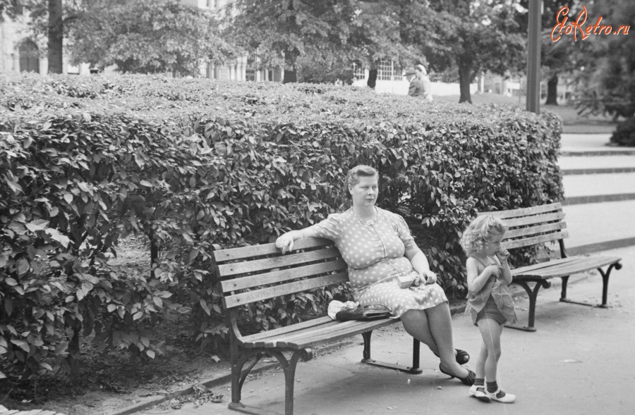 Вашингтон - Mother and daughter in Franklin Square Park США , Вашингтон (округ Колумбия)