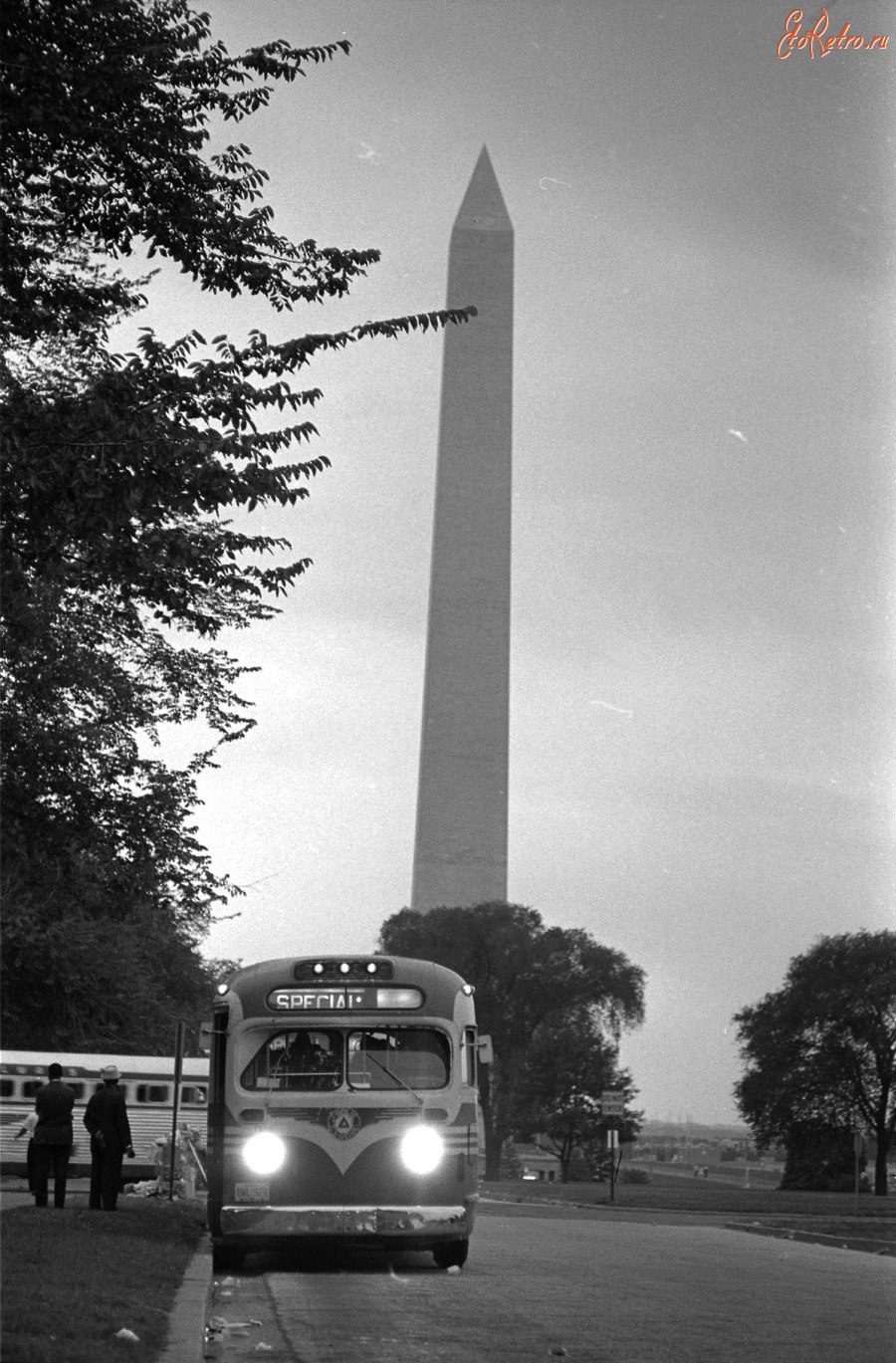 Вашингтон - Bus leaving near the Washington Monument, after the March on Washington США , Вашингтон (округ Колумбия)