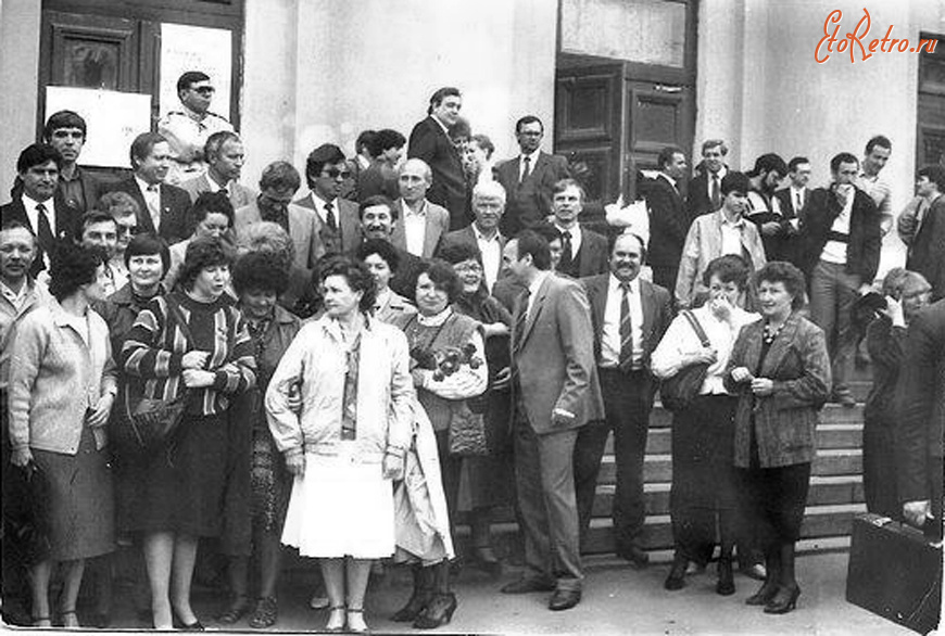 Рязань - Встреча выпускников 1969 года на ступенях РРТИ.
