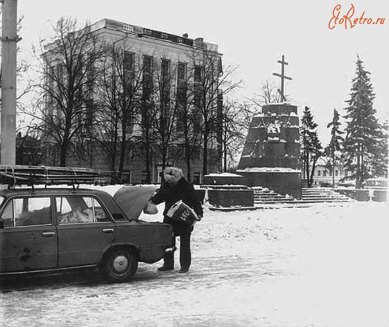 Рязань - На пъедестале бывш. памятника В.И. Ленину поставлен крест.