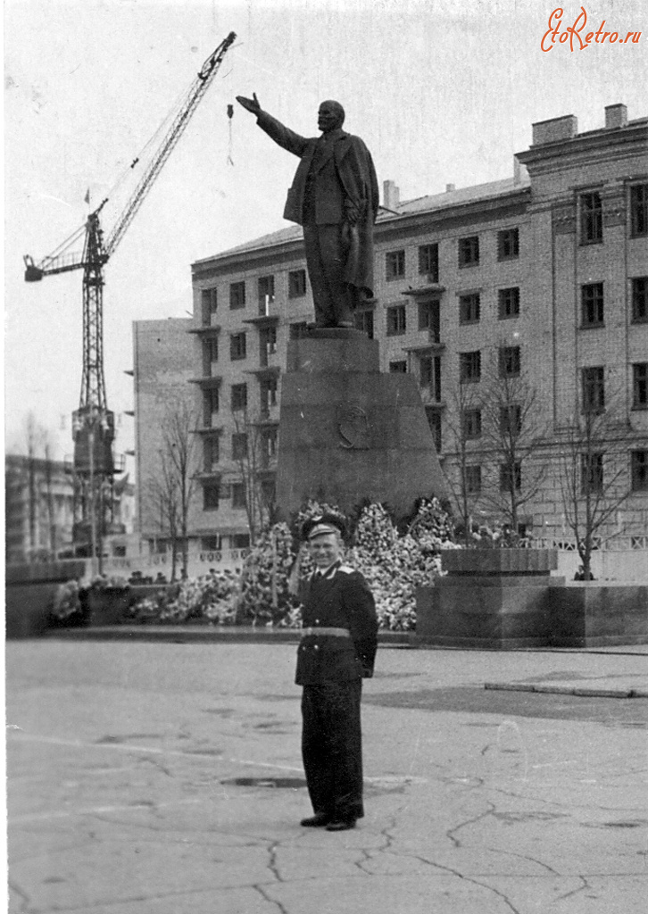 Рязань - У памятника В. И. Ленину.