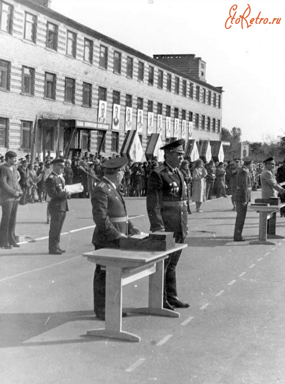 Рязань - РВДКУ. Торжественное вручение выпускникам 1980 года дипломов и знаков на плацу училища.