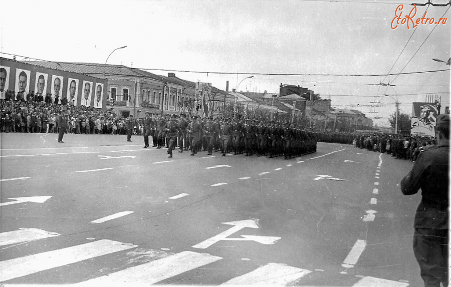 Рязань - 9 Мая. Колонна Десантного училища на площади Ленина.