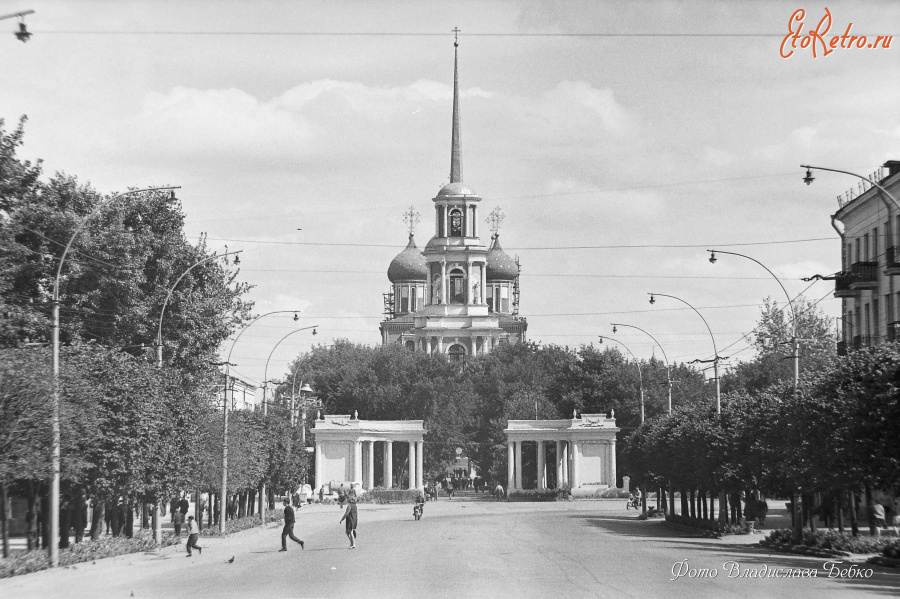 Рязань - Триумфальные ворота, колокольня и Успенский собор