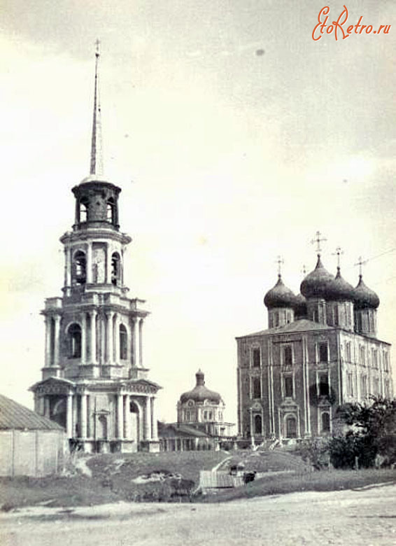 Рязань - Успен­ский со­бор, Хри­сто­рож­де­ствен­ский со­бор и со­бор­ная ко­ло­коль­ня ря­зан­ско­го Крем­ля.