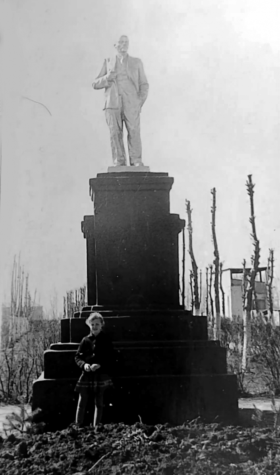 Рязань - Рязань-15 (Военный городок Дягилево). У памятника В. И. Ленину около стадиона.