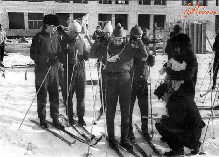 Рязань - Студенты ФЭ РРТИ на стадионе института.
