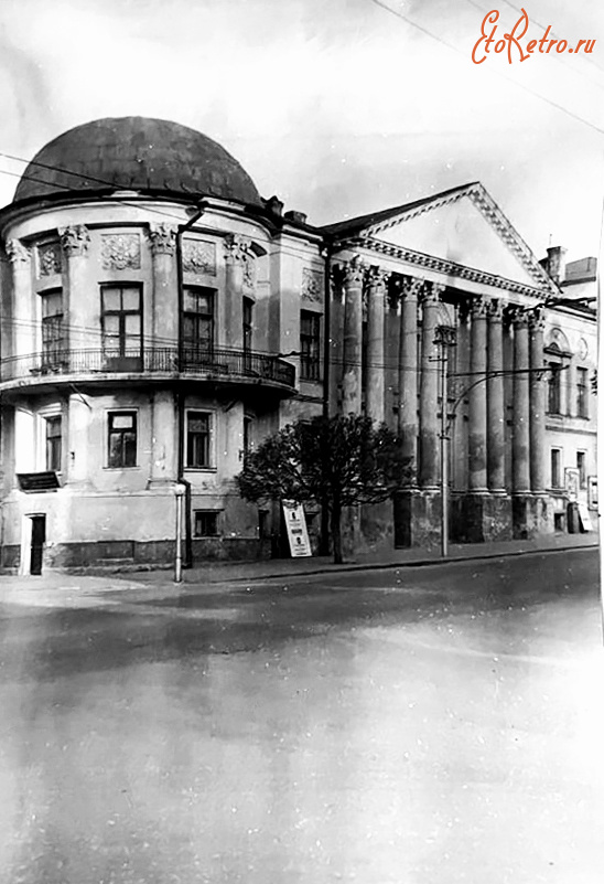 Рязань - Кинотеатр «Октябрь» в здании бывшего Дворянского собрания.