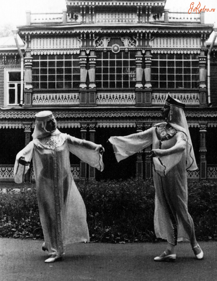 Рязань - Танцовщицы-народницы у Дома народного творчества.