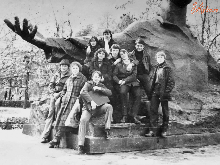 Рязань - Выпускники у памятника С. Есенину.
