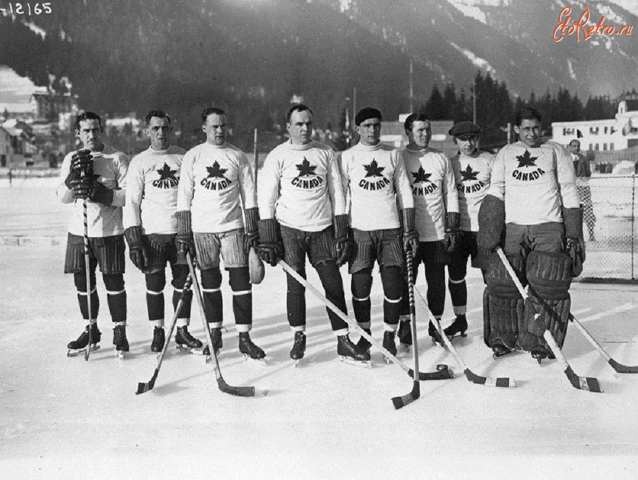 Спорт - Первая зимняя Олимпиада в 1924 году в Шамони, Франция.    Хоккейная сборная Канады