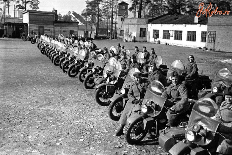 Военная техника - Бойцы Красной Армии заводят моторы готовых мотоциклов на площадке завода перед отправкой на фронт