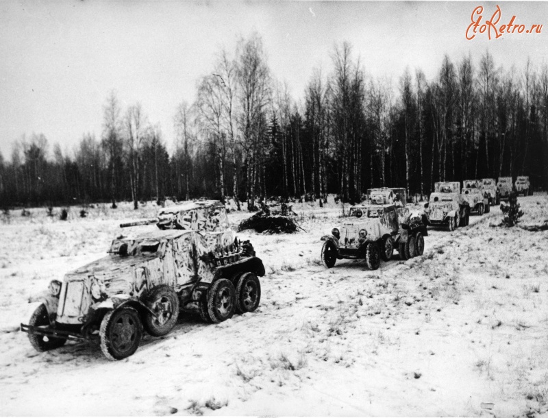 Военная техника - Советские бронеавтомобили БА-10А (первый бронеавтомобиль в колонне) и БА-6 выдвигаются на боевые позиции. Зима 1941 — 1942 гг.