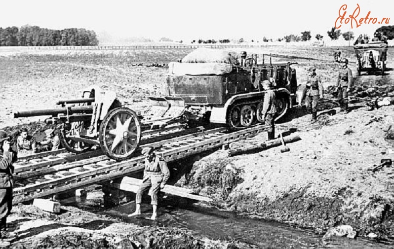 Военная техника - Моторизованная артиллерия одной из танковых дивизий Вермахта переправляется через небольшой ручей. Польша, сентябрь 1939 года
