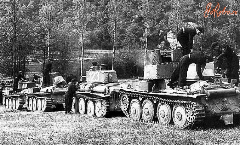 Военная техника - Колонна танков Pz.38(t) 7-й танковой дивизии на привале. Франция, июнь 1940 года