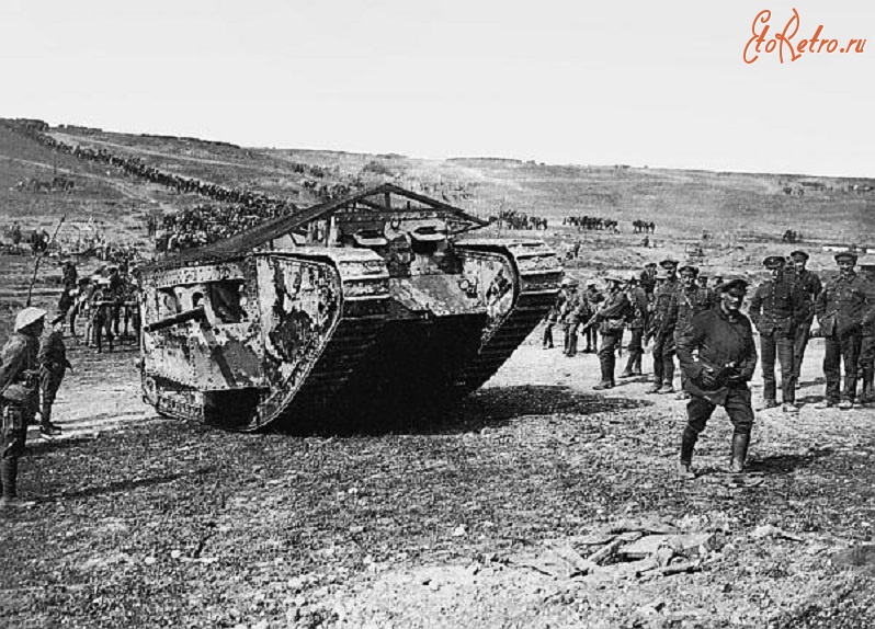 Военная техника - Тяжелый танк Mk I «самец». Снимок сделан в «Долине шимпанзе» на Сомме накануне исторической атаки 15 сентября 1916 года