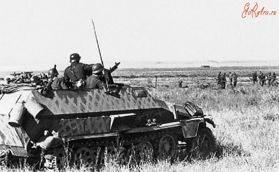Военная техника - Бронетранспортер Sd.Kfz.251 на западном берегу Дона. Июль 1942 года