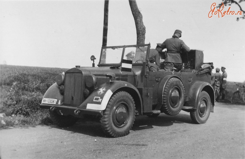 Военная техника - Автомобиль «Хорьх-901» (Horch 901) штаба 71-й пехотной дивизии вермахта на дороге