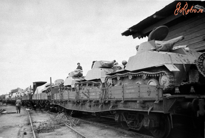 Военная техника - Железнодорожный эшелон с танками Т-40, транспортируемыми на фронт