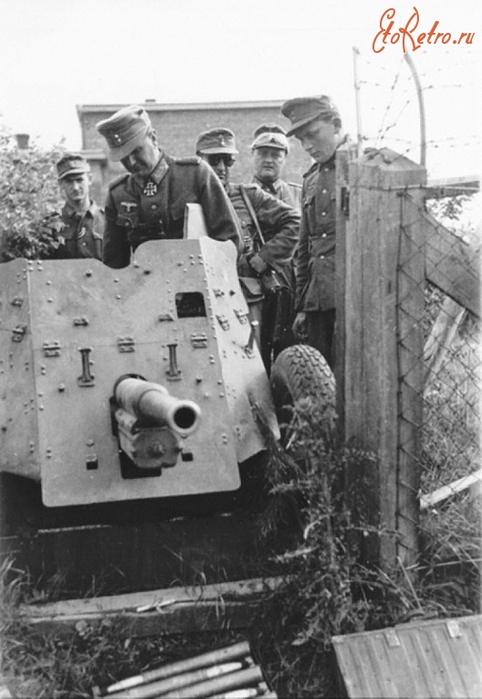 Военная техника - Немецкий генерал осматривает трофейное советское противотанковое орудие