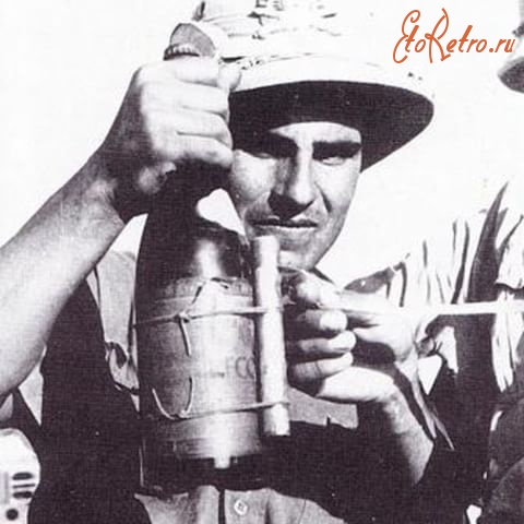 Военная техника - Итальянский солдат держит бутылку с зажигательной смесью