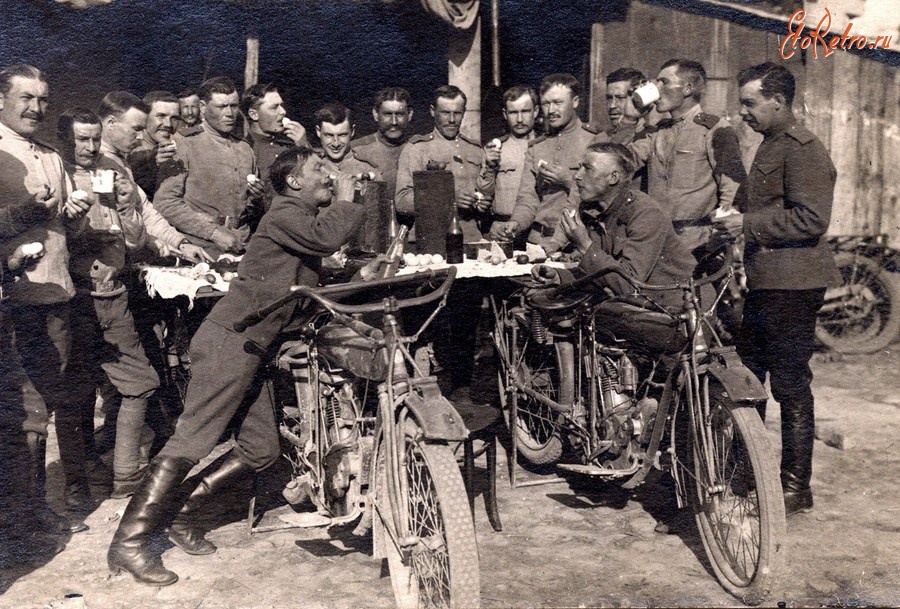 Военная техника - Военные мотоциклисты празднуют Пасху