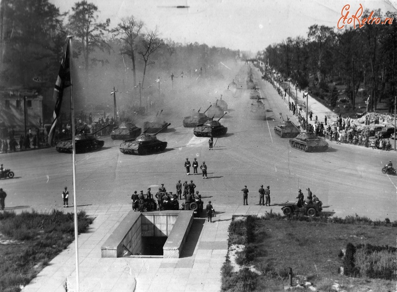 Военная техника - Парад Победы союзных войск 7 сентября 1945 года. Колонна советских танков ИС-3