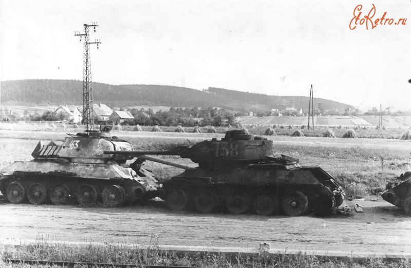 Военная техника - Танки Т-34-85 на сборном пункте аварийной техники