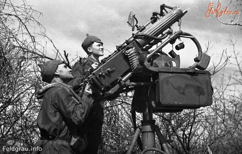 Военная техника - Расчет зенитно-пулеметной установки М4 25-й стрелковой дивизии - отец и сын Ямщиковы
