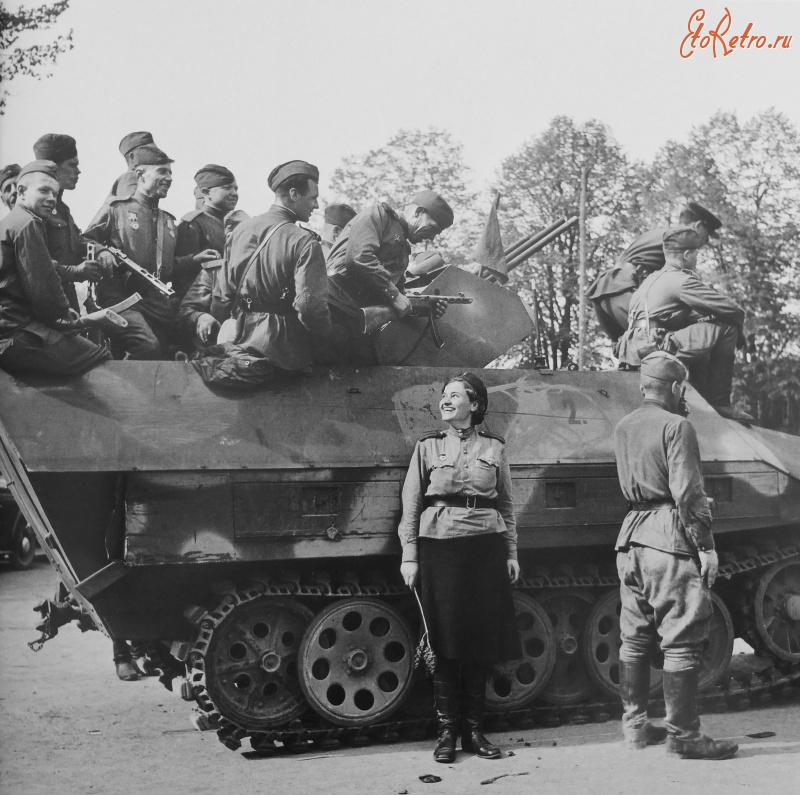 Военная техника - Советские военнослужащие и трофейный бронетранспортер Sd.Kfz.251/21
