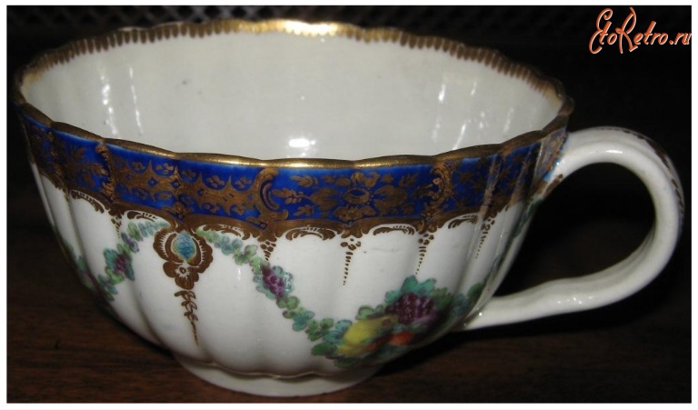 Предметы быта - Чайная чашка с орнаментами и фруктами