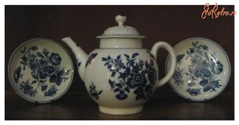 Предметы быта - Чайник и блюдца с синим рисунком