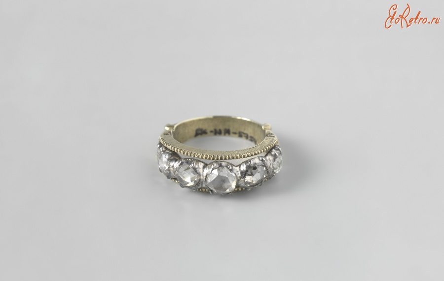 Драгоценности, ювелирные изделия - Серебряное кольцо с бриллиантами