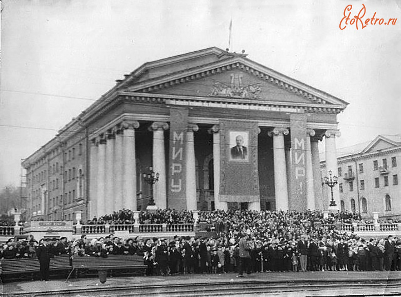Прокопьевск - Праздничная демонстрация у Драмтеатра.