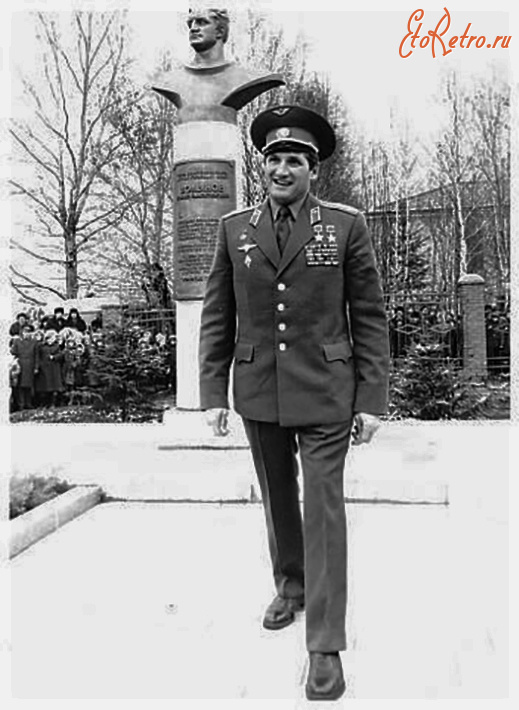 Прокопьевск - Космонавт Б. В. Волынов у своего бюста.