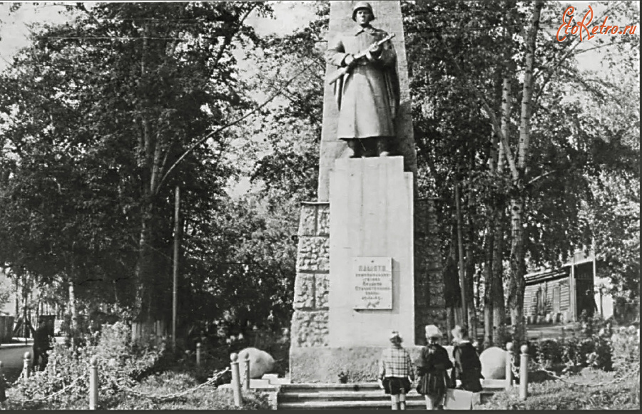 Прокопьевск - Улица Комсомольская. Памятник комсомольцам - героям ВОВ.