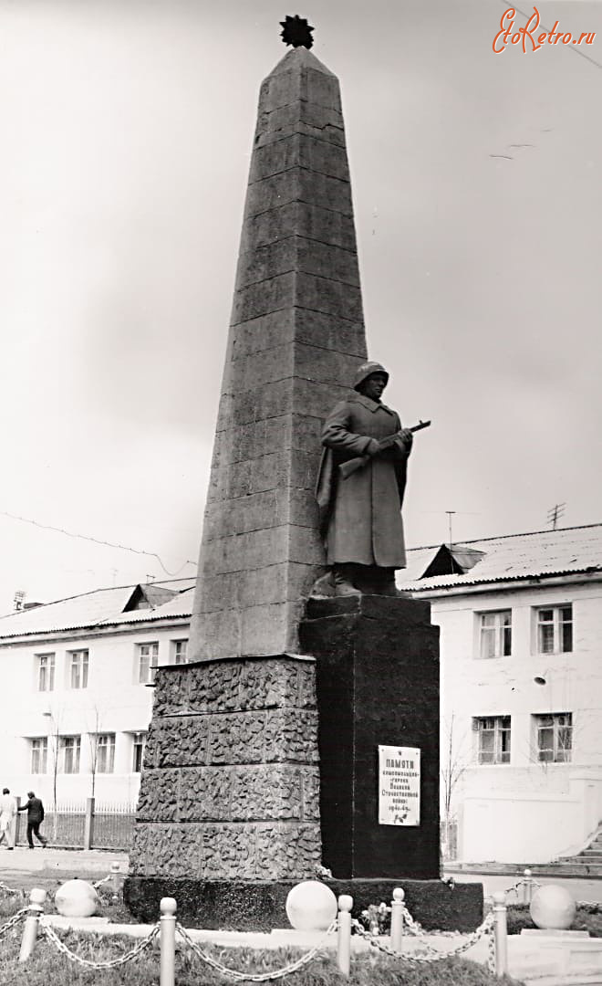 Прокопьевск - Улица Комсомольская. Памятник комсомольцам - героям ВОВ.