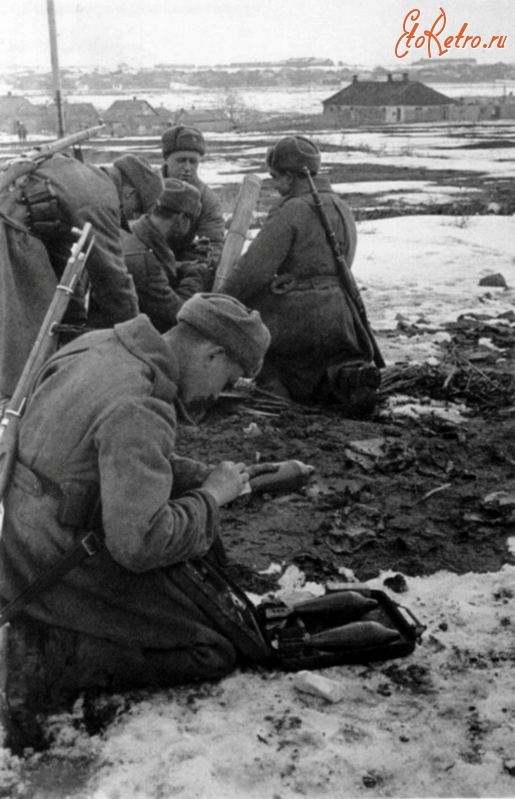 Курск - Советский минометный расчет в готовится открыть огонь во время освобождения Курска.