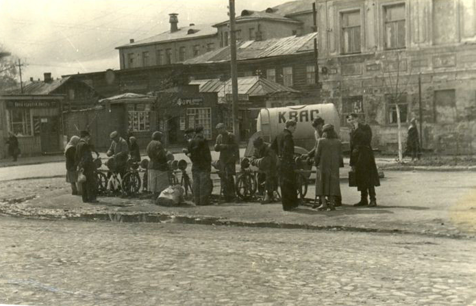 Тула - Тула, Тула, Тула - я, Тула - Родина моя!  Угол улиц Пирогова и Каминского (район рынка). Точильщики и торговля квасом. 1950 год.