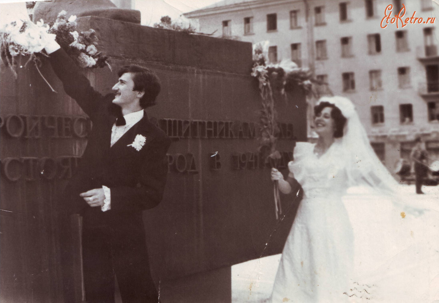 Тула - Молодожёны на площади Победы.