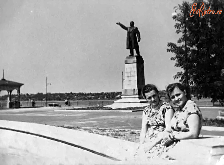 Кинешма - На Волжском бульваре у памятника В. И. Ленину.