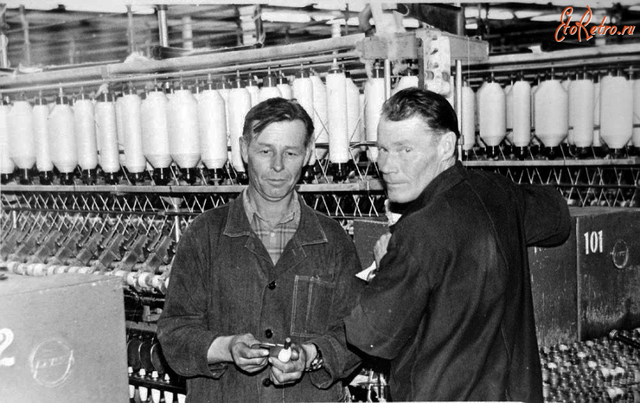 Лежнево - Новые Горки. В цеху Ново-Горкинской фабрики. Наладчики ткацких станков.